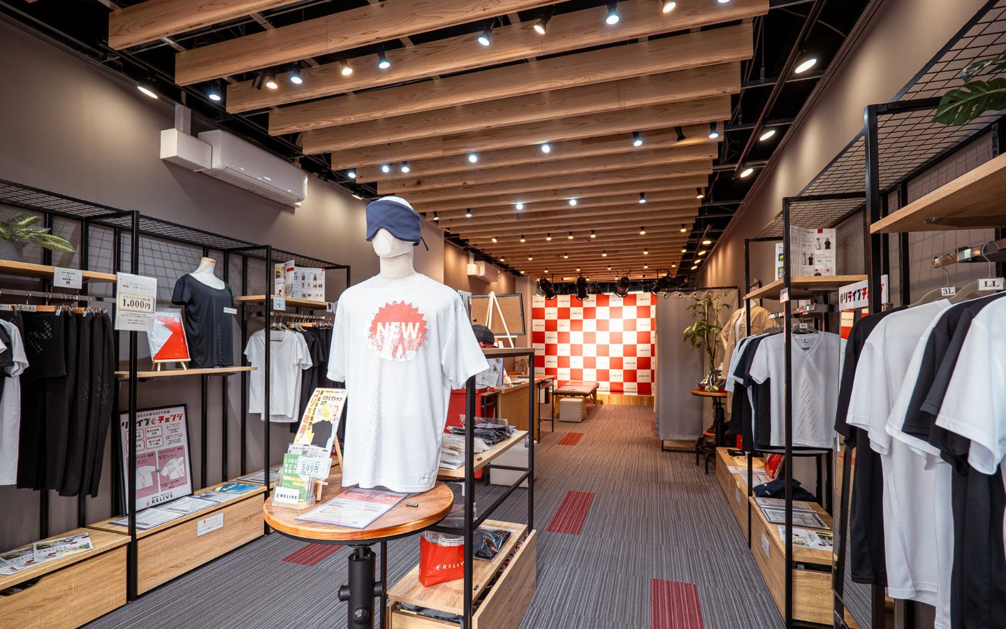 店頭で商品を確認するイメージ
